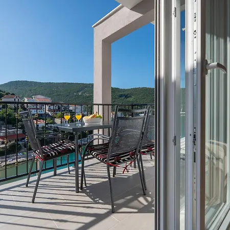 Apartment Budes *